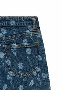 Tamsiai mėlyni džinsai su gėlių raštu. Yra galinė kišenė ir matomi siūlių akcentai.