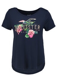 Marinblå t-shirt med kort ärm och blommig grafik samt texten "Hollister California" över bröstet.