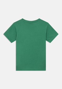 Πράσινο βαμβακερό t-shirt με κοντά μανίκια και ριμπ λαιμόκοψη. Λείο ύφασμα και μονόχρωμο χωρίς ορατά σχέδια ή διακοσμητικά στοιχεία.