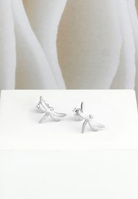 Orecchini a forma di libellula in argento con finitura lucida, caratterizzati da dettagli intricati sulle ali e fissati con un perno standard.