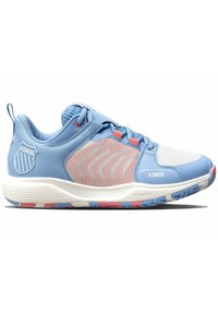 Scarpa sportiva azzurro chiaro con pannelli in rete, dettagli bianchi e rosa, e una suola testurizzata con motivi rossi e blu. Logo K-Swiss visibile.