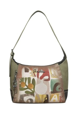 Borsa a tracolla con motivi botanici e geometrici astratti in verdi, marroni e rossi smorzati, con logo del marchio in metallo e chiusura con cerniera.