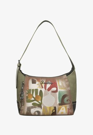 Borsa a tracolla con motivi botanici e geometrici astratti in verdi, marroni e rossi smorzati, con logo del marchio in metallo e chiusura con cerniera.