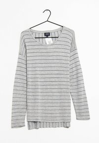 Graues Langarmshirt mit navyblauen horizontalen Streifen, runder Ausschnitt und geripptem unteren Saum. Mit einem Etikett, das am Hals befestigt ist.