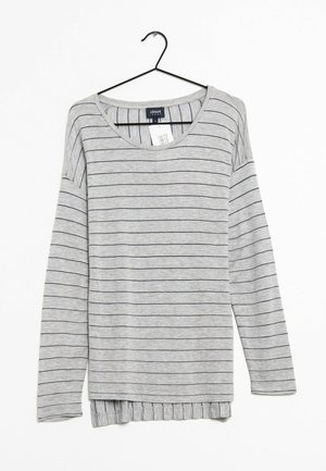 Maglietta grigia a maniche lunghe con righe orizzontali blu, scollatura rotonda e fondo a coste. Presenta un'etichetta attaccata al collo.