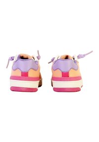Baskets multicolores avec une semelle en caoutchouc rose, un dessus en pêche doux, des accents lavande et un overlay décoratif en forme de vagues au niveau du talon.