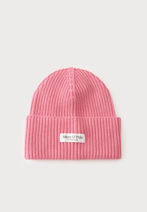 Bonnet en tricot côtelé rose avec revers plié et étiquette blanche indiquant Marc O’Polo EST. IN STOCKHOLM au centre avant.