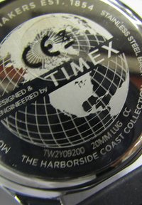 Roostevabast terasest kellatagune, millel on graveeritud maakera kujutis koos tekstiga "TIMEX", mudelinumber ja detail "THE HARBORSIDE COAST COLLECTION".