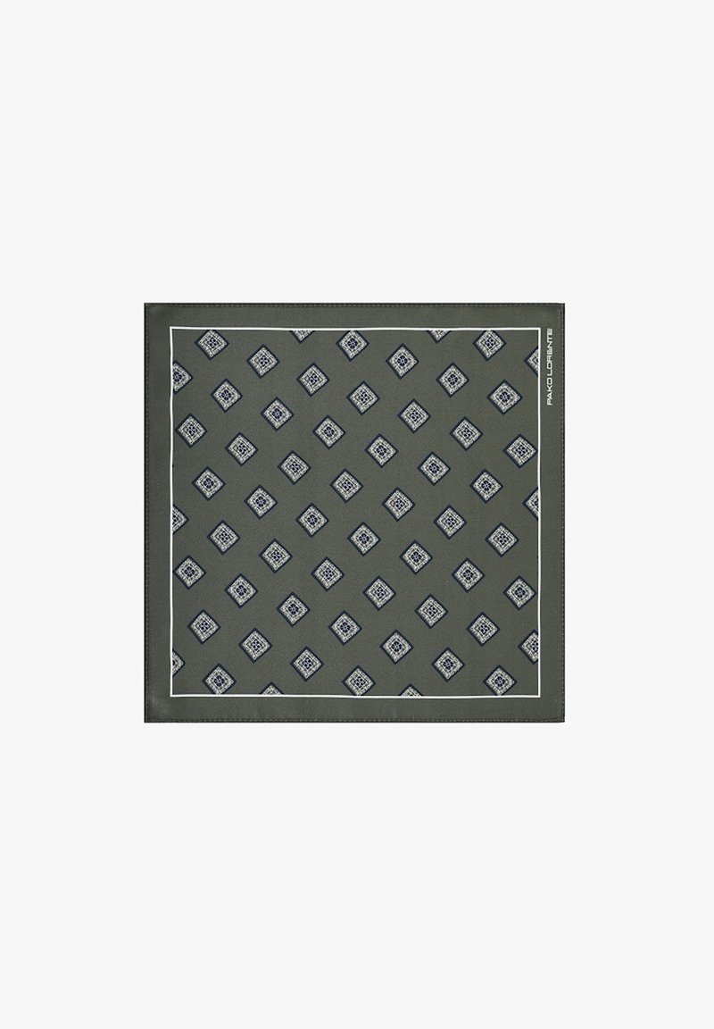 Ciemnozielony jedwabny szalik z powtarzającym się wzorem w romby w odcieniu granatowym z białymi akcentami, obramowany białą linią. Rozmiar nieokreślony.