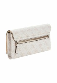 Pochette blanche texturée avec un rabat replié, dotée d'une poche zippée et d'un motif de logo subtil en rose clair sur la surface.