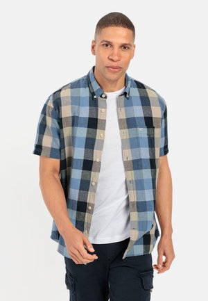 Kurzärmliges kariertes Hemd in Blau-, Grau- und Schwarztönen, mit einem button-down Kragen und einer einzelnen Brusttasche. Strukturierter Stoff.