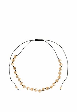 Kettencollier mit metallisch goldenen, facettierten Perlen und schwarzem, verstellbarem Band. Die Perlen sind glänzend mit glatten Oberflächen und reflektierenden Kanten.