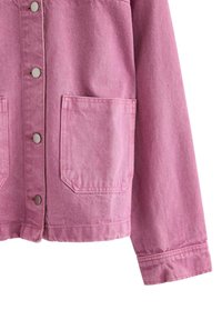 Růžová džínová bunda s předním zapínáním na knoflíky, dvěma předními kapsami a dlouhými rukávy s manžetou. Texturovaná látka s mírným leskem.