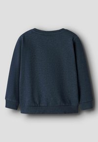 Sudadera de color azul marino con cuello redondo, mangas largas, puños acanalados y un dobladillo acanalado. Fabricada con un tejido suave y texturizado.