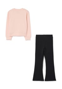 Sweatshirt rose clair à manches longues et poignets en côtes, accompagné de leggings noirs évasés, tous deux en tissu doux. Aucun motif ni matériel présent.