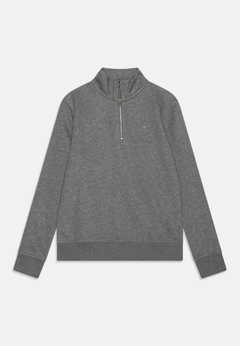 Pull-over gris à manches longues avec une fermeture éclair sur un quart de la longueur et un col montant, présentant un petit logo brodé sur le côté gauche de la poitrine.