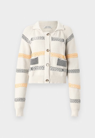 Skrajni pleteni kardigan v kremni barvi, ki ima vodoravne črte v črni in oranžni barvi. Opazne podrobnosti vključujejo ovratnik in zapiranje s gumbi.