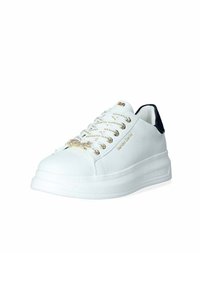 Sneaker bianco con finitura in pelle liscia, occhielli in tono oro, logo impresso e accento blu navy sul tallone; suola piattaforma per un'altezza aggiuntiva.