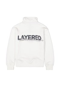 Sudadera blanca con cuello alto, que presenta un gran texto gráfico negro en la parte trasera que dice "LAYERED" y texto adicional más pequeño debajo.