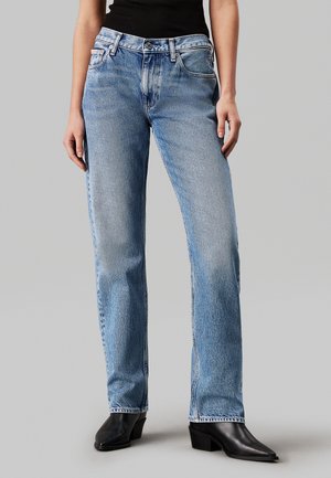 Jeans de denim azul claro con un diseño de pierna recta, que presentan costuras en contraste, cinco bolsillos y una textura ligeramente desgastada.