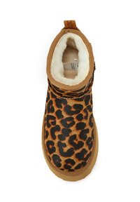 Ankletové topánky s leopardím vzorom vyrobené z mäkkej tkaniny, so svetlohnedou podrážkou a bielou umelou kožušinou. Sťahovací pútko vzadu pre jednoduché obúvanie.