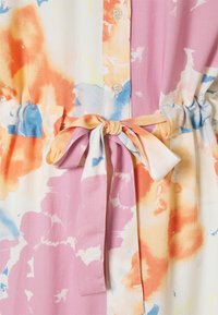 Abito button-up in tessuto morbido con stampa acquerello in tonalità di arancione, blu e rosa. Il dettaglio in vita legato enfatizza la silhouette.