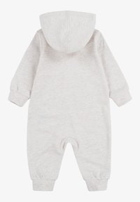 Γκρι, παιδικό φορμάκι με κουκούλα από απαλό, υφασμάτινο ύφασμα με υφή· διαθέτει ελαστικές μανσέτες και ανοίγματα στα πόδια για άνεση και εύκολη εφαρμογή.