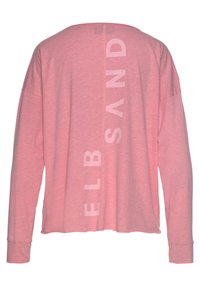 Langarm-Pullover in Pink, weicher Stoff, Rundhals, mit großen weißen Buchstaben "ELB SAND" senkrecht auf dem Rücken, entspannte Passform.