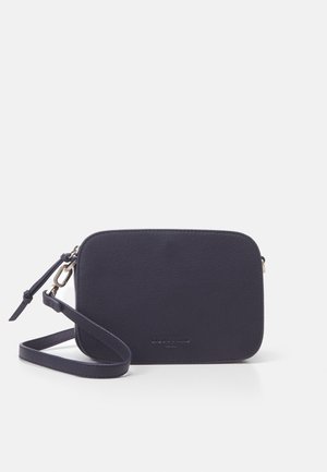 Pochette rectangulaire en cuir bleu marine foncé avec bandoulière amovible, ferrures argentées et embossage discret de la marque au centre avant.