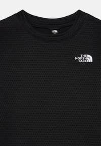 Črn, teksturiran dolg rokav s krožnim izrezom in majhnim belim logotipom The North Face na levem prsnem delu.