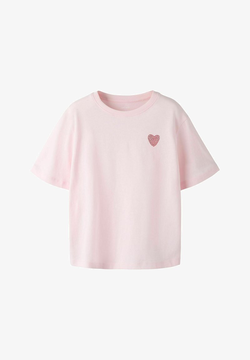 T-shirt rose clair à manches courtes avec un petit cœur rouge composé de points sur le côté gauche de la poitrine, présenté sur un fond blanc.