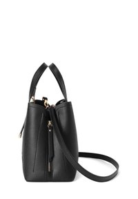 Borsa a mano in pelle nera con forma strutturata, doppi manici superiori e tracolla regolabile. Presenta dettagli in metallo dorato e zip di chiusura.