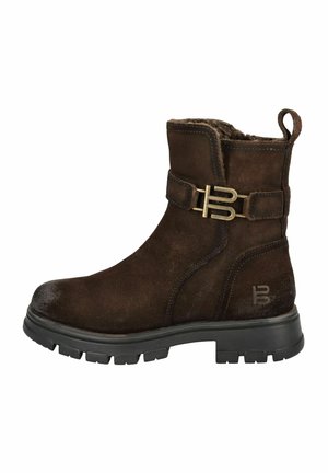 Bottines en daim marron avec une surface texturée, accent en boucle en métal et détail de logo sur le côté. Semelle en caoutchouc robuste avec un profil de bande de roulement rugueux.