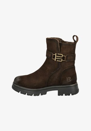 Braune Wildleder-Stiefelette mit strukturierter Oberfläche, Metall-Schnallenakzent und Logo-Detail an der Seite. Robuste Gummisohle mit grobem Profil.