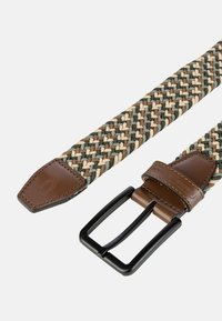 Geweven riem in groen, beige en bruin katoen met leren accenten; zwarte metalen gesp; vlakke, gevlochten textuur; taps toelopende uiteinden.