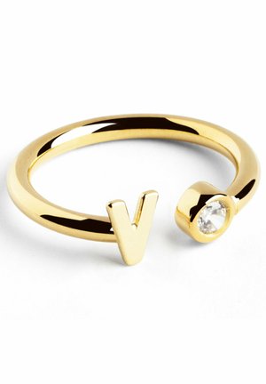 Goldfarbener Ring mit glatter Band, ausgestattet mit einem „V“-Akzent und einem runden klaren Edelstein auf einer Seite. Polierte Oberfläche, modernes Design.