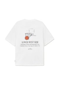 Fehér pamut póló, amelyen egy kosárlabda gyűrű és labda grafika látható. A szövegben az áll, hogy "Lower West Side", alatta pedig a helyszín részletei.
