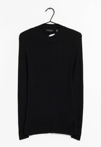 Schwarzer, langärmeliger Pullover mit rundem Ausschnitt, geripptem Material und seitlichen Schlitzen am Saum. Hängt zur Präsentation an einem Haken.