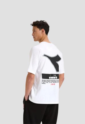 T-shirt bianco in cotone a maniche corte, con un grande design grafico nero sul retro e testo nero sottostante.