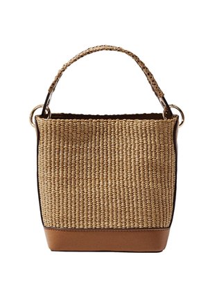 Handtas in emmerstijl met geweven strotextuur, leren bodem en enkele gevlochten handgreep met gouden ringen op een witte achtergrond.
