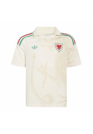 Kremowa sportowa koszulka z krótkim rękawem z zielonymi i czerwonymi paskami na ramionach, subtelnym wzorem smoka, logo Adidas i czerwonym herbem smoka na piersi.