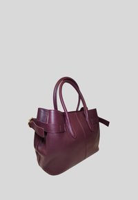 Pochette in pelle viola scuro con manici doppi, tracolla con fibbia dorata e texture liscia su uno sfondo neutro.