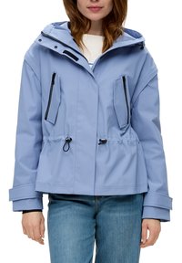 Jasnoniebieska wodoodporna kurtka z kapturem, wyposażona w dwie kieszenie na piersiach, z regulowanym paskiem w talii i kontrastującymi czarnymi detalami zamka.