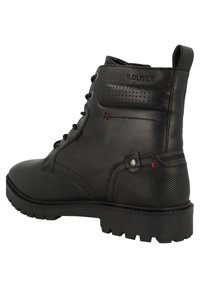 Botín negro de cuero hasta el tobillo con acento texturizado, puntera redonda, parte delantera con cordones y suela de goma. Presenta un logotipo y costuras decorativas rojas.