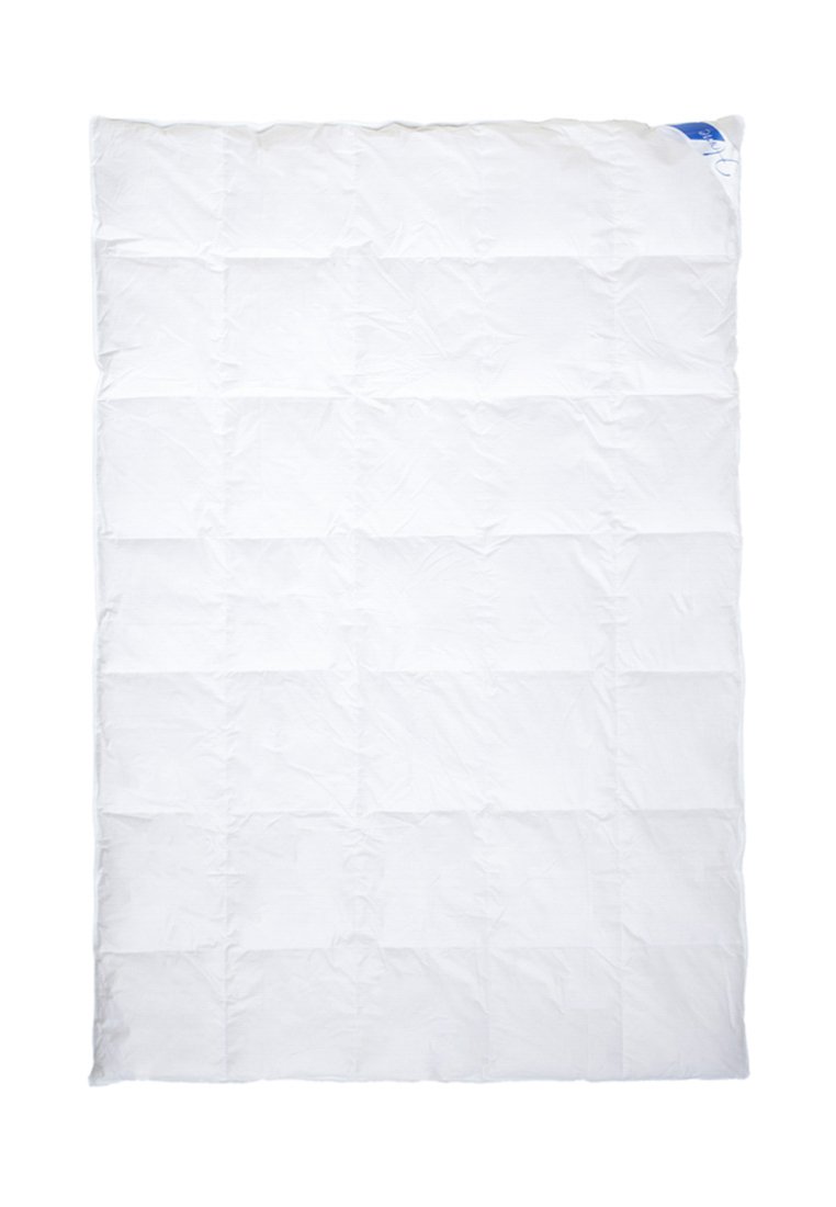 Weißes, gestepptes Komforter mit glatter Textur und gestickten Quadraten, entworfen für Bettwäsche; enthält ein kleines blaues Etikett in der Ecke.