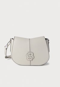 Beige crossbody-taske i tekstureret læder med klaplukning. Har præget logo og justerbar rem. Glat finish med neutral farve.