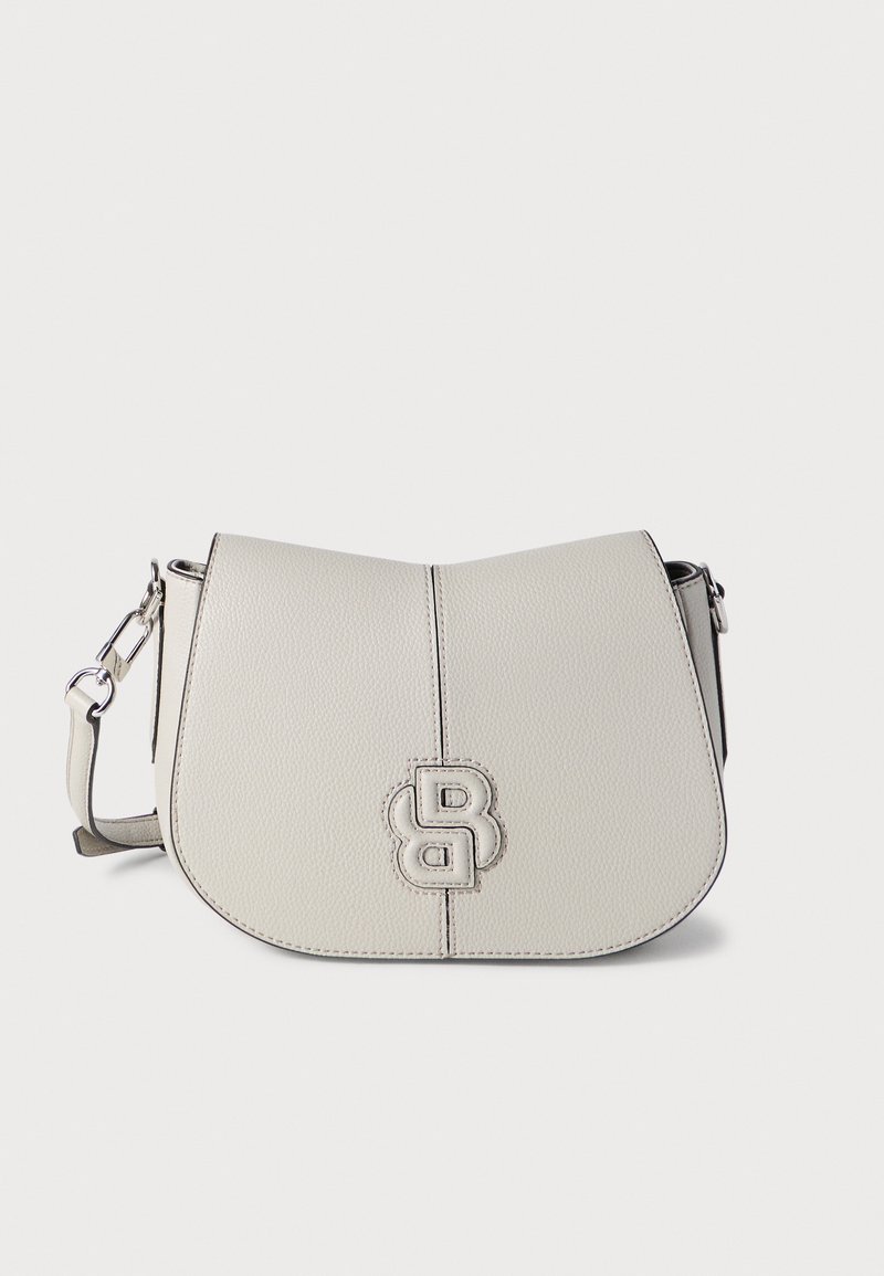 Beige crossbody-taske i tekstureret læder med klaplukning. Har præget logo og justerbar rem. Glat finish med neutral farve.