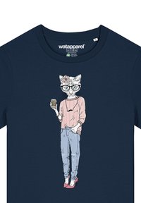 Navy t-shirt met een afbeelding van een kat met een bril en een bloem. De kat draagt een roze trui en een spijkerbroek, terwijl hij een koffiemok vasthoudt.
