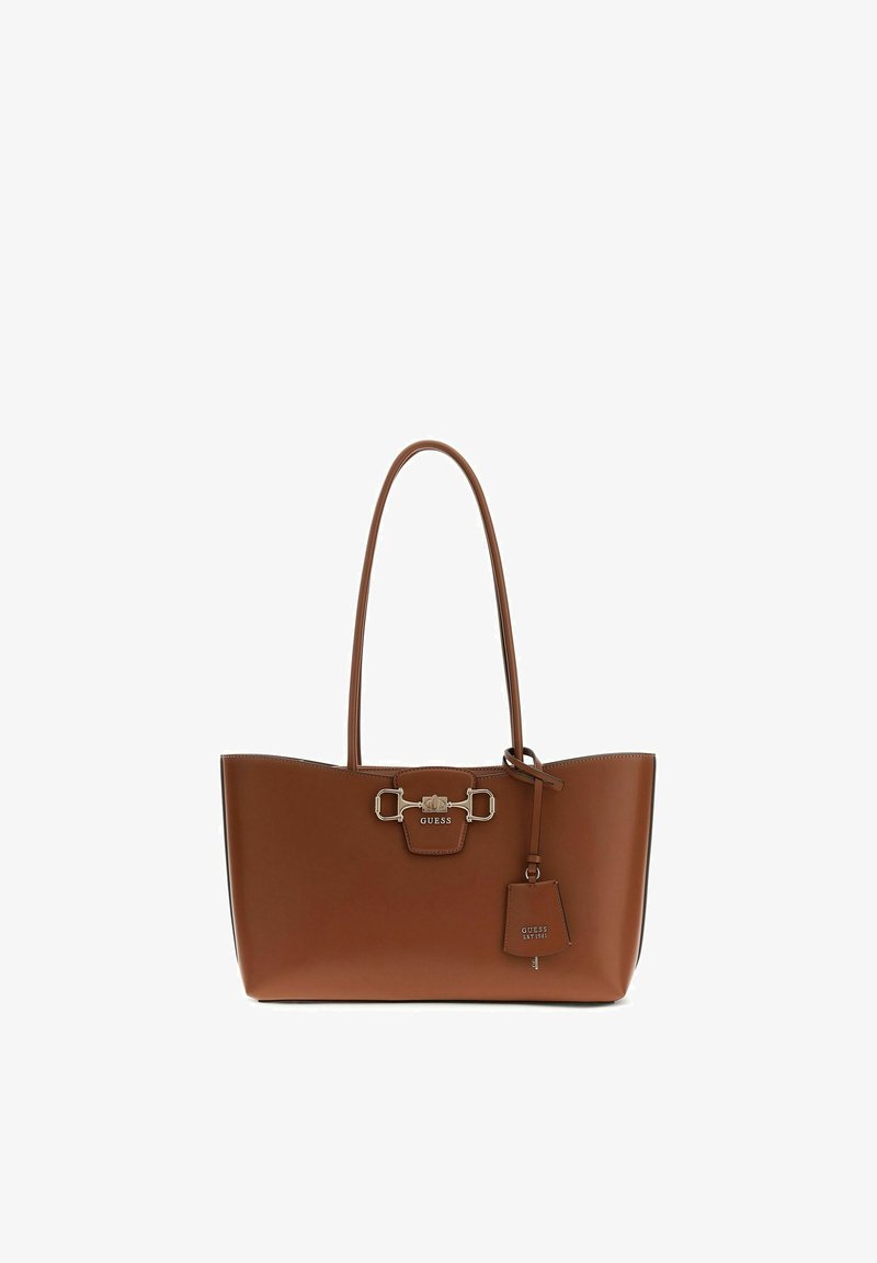 Sac fourre-tout en cuir marron avec de longues poignées, détail de boucle argentée et étiquette attachée embossée du nom de la marque "Guess".