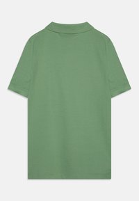 Grønn polo skjorte med kort ermer, laget av bomull, med klassisk krage og enkel design uten mønstre eller dekorasjoner.